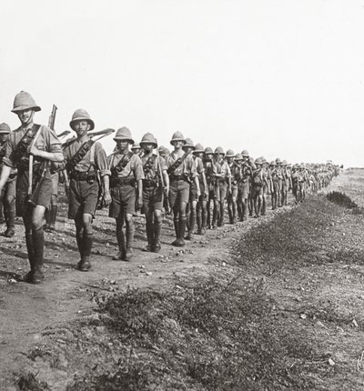 Op de lange mars door de verzengende hitte in Bagdad, 1917 door English Photographer